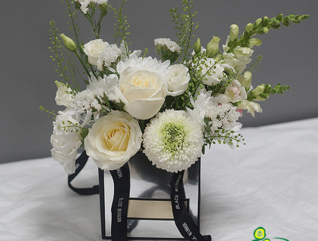 Handbag with White Flowers "Perfection" photo